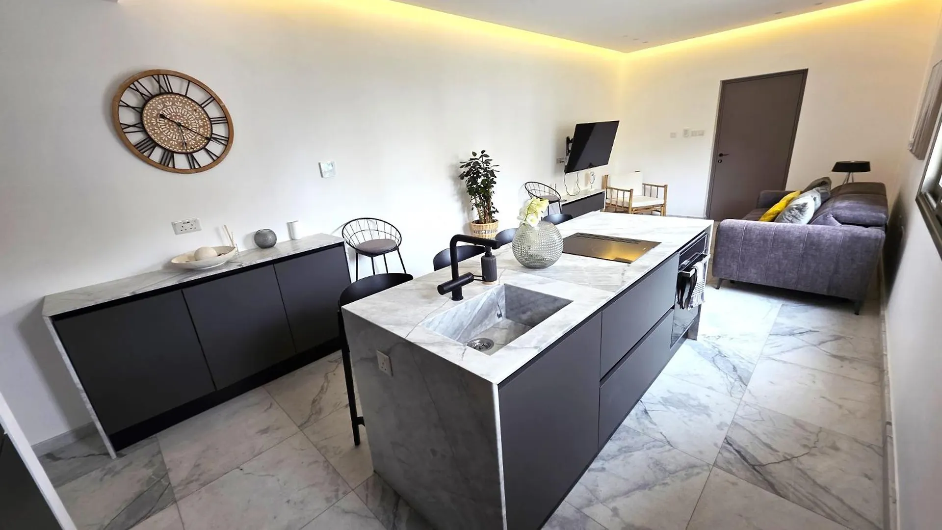Luxurious 2Br Apartment In City Center With Internet Larnaca Kypr